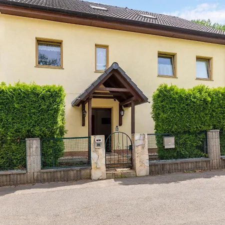 Lägenhet Ruhige Gartenwohnung In *