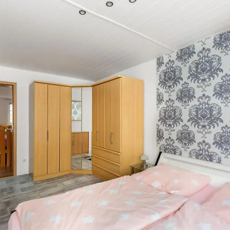 Lägenhet Ruhige Gartenwohnung In *