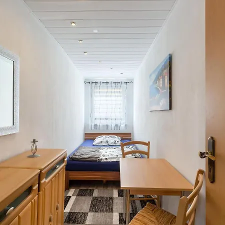 Ruhige Gartenwohnung In Lägenhet *