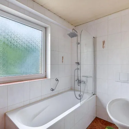 Lägenhet Ruhige Gartenwohnung In *