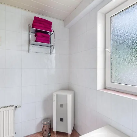 Lägenhet Ruhige Gartenwohnung In *